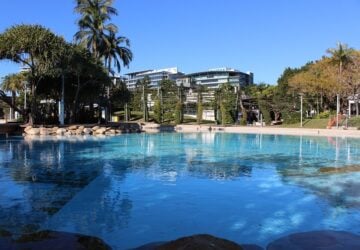 south bank lagoon, lagoon in the middle of the city, manmade beach in background