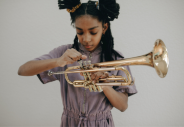 Hornhire girl with trumpet.